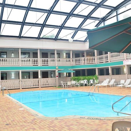 אלק גרוב וילאג' Elk Grove Hotel מראה חיצוני תמונה