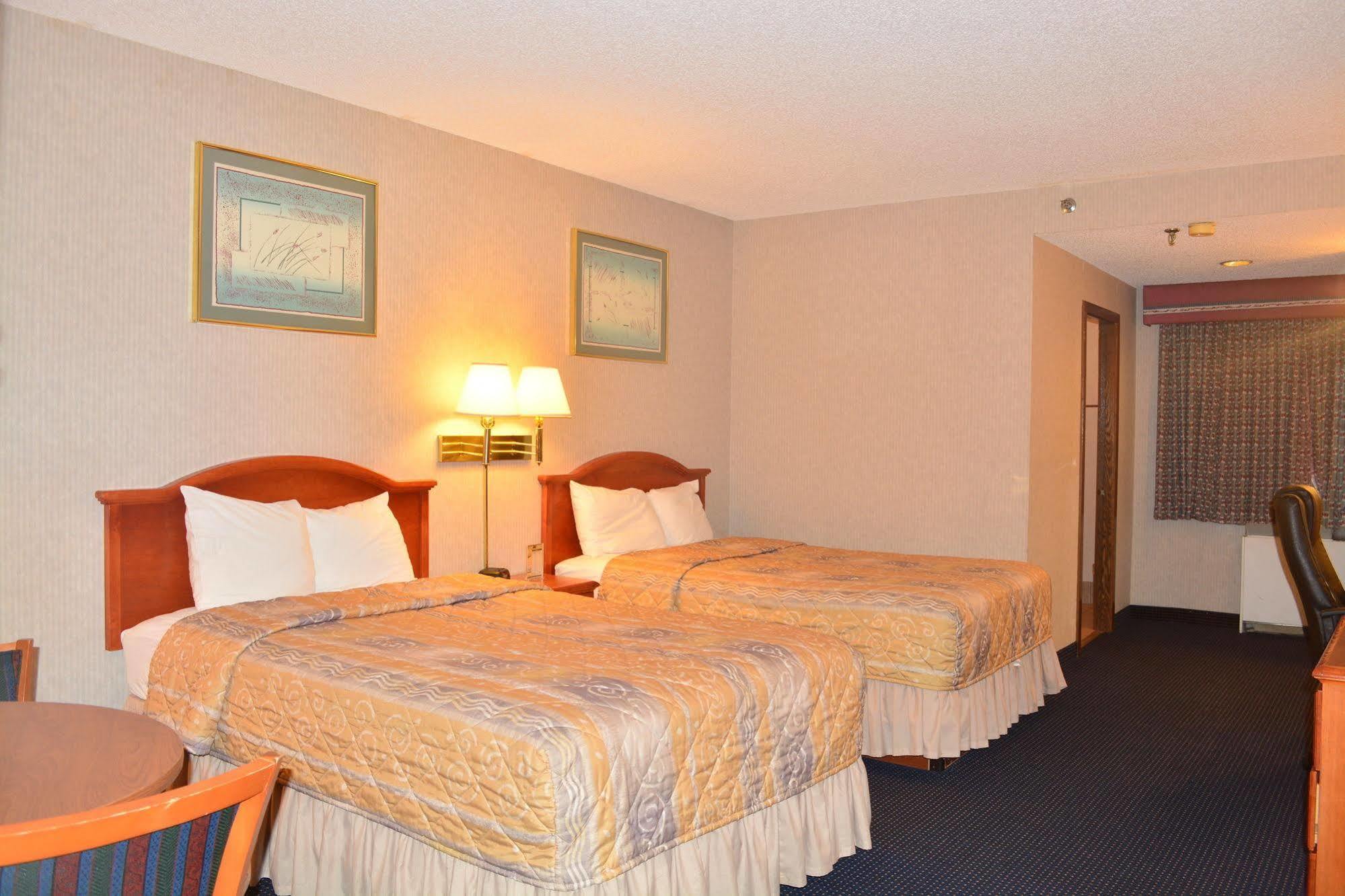 אלק גרוב וילאג' Elk Grove Hotel מראה חיצוני תמונה