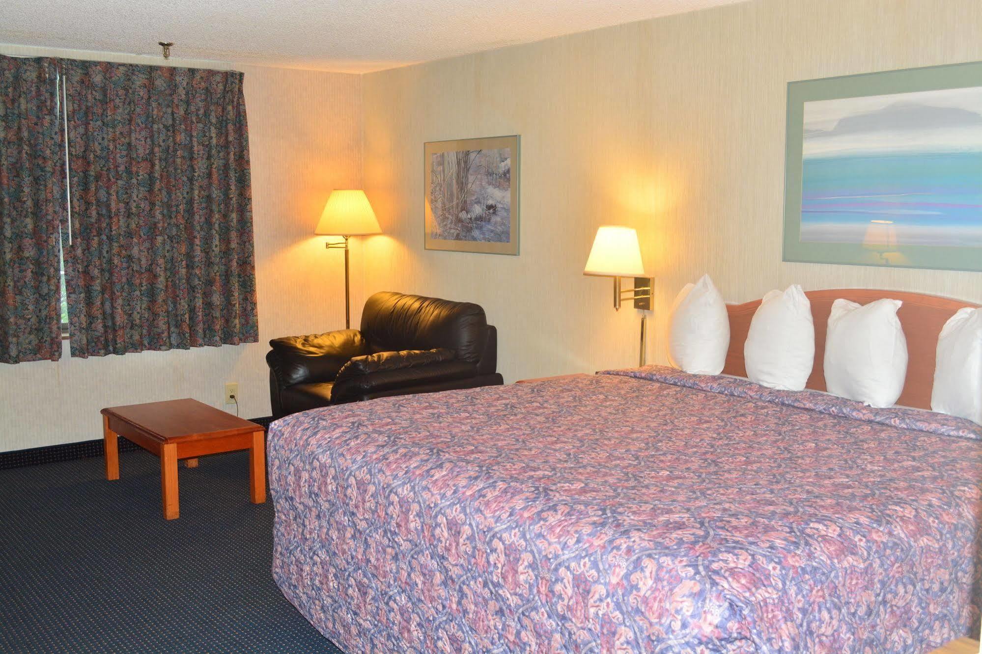 אלק גרוב וילאג' Elk Grove Hotel מראה חיצוני תמונה