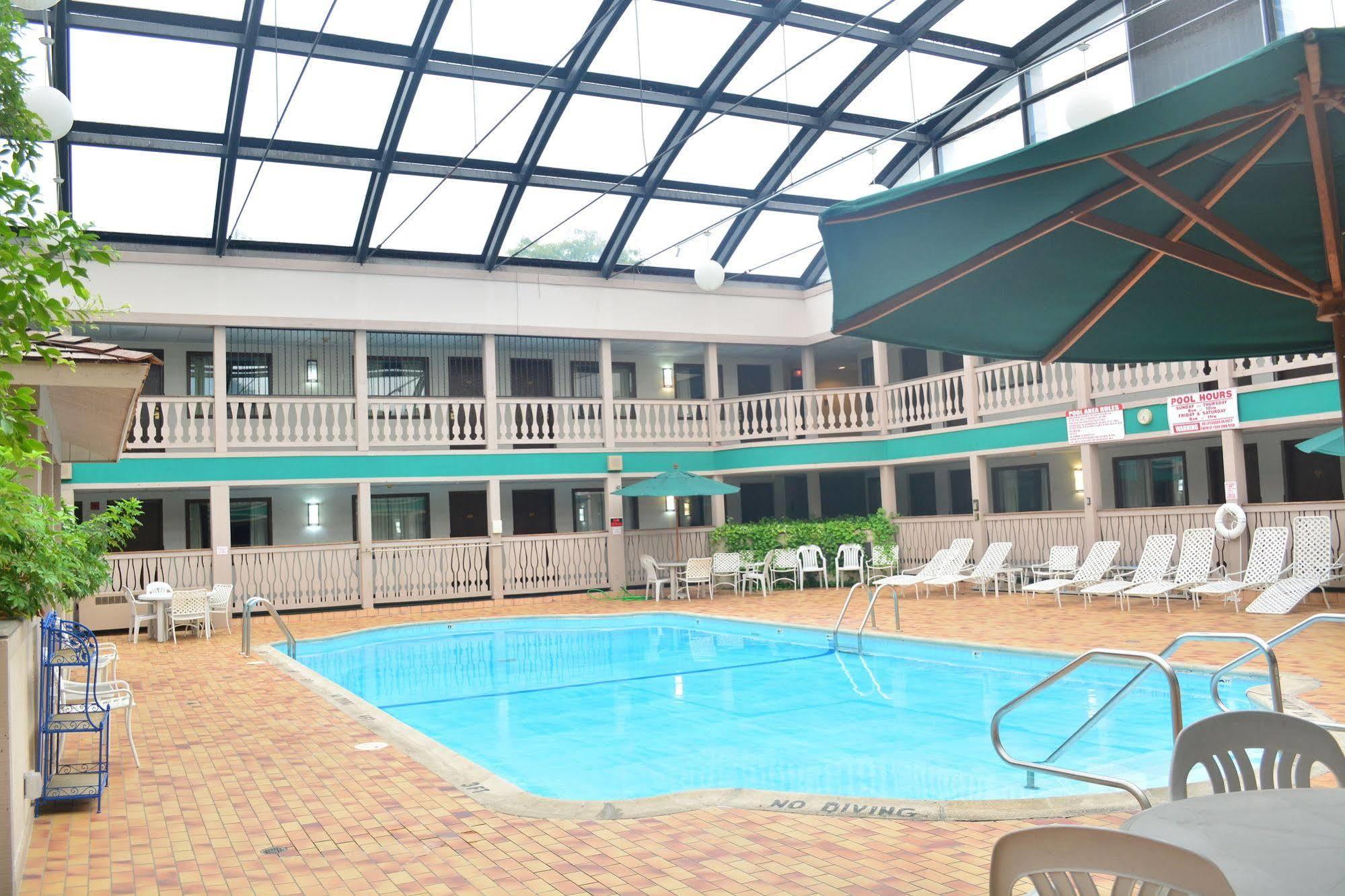 אלק גרוב וילאג' Elk Grove Hotel מראה חיצוני תמונה