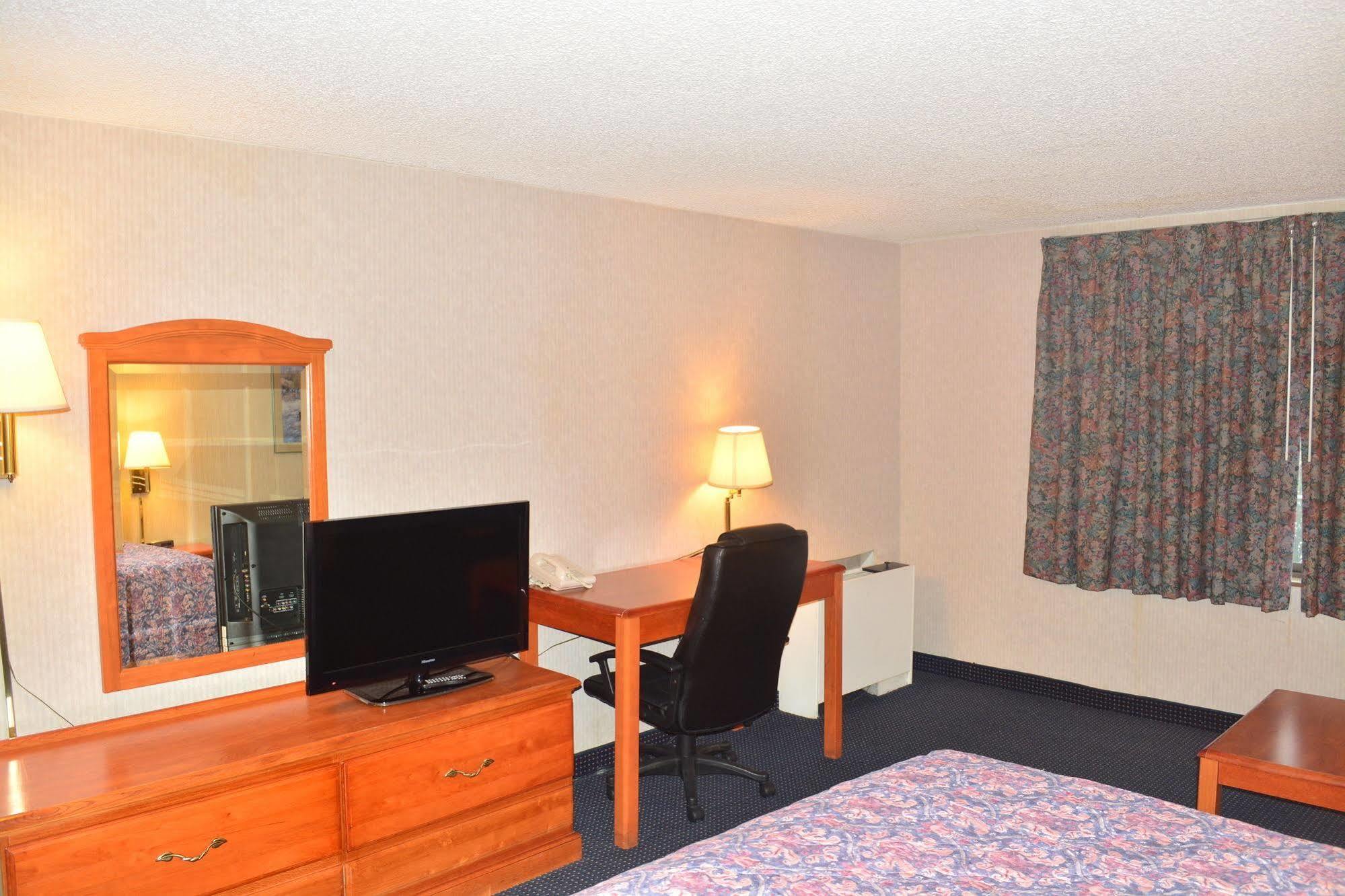 אלק גרוב וילאג' Elk Grove Hotel מראה חיצוני תמונה