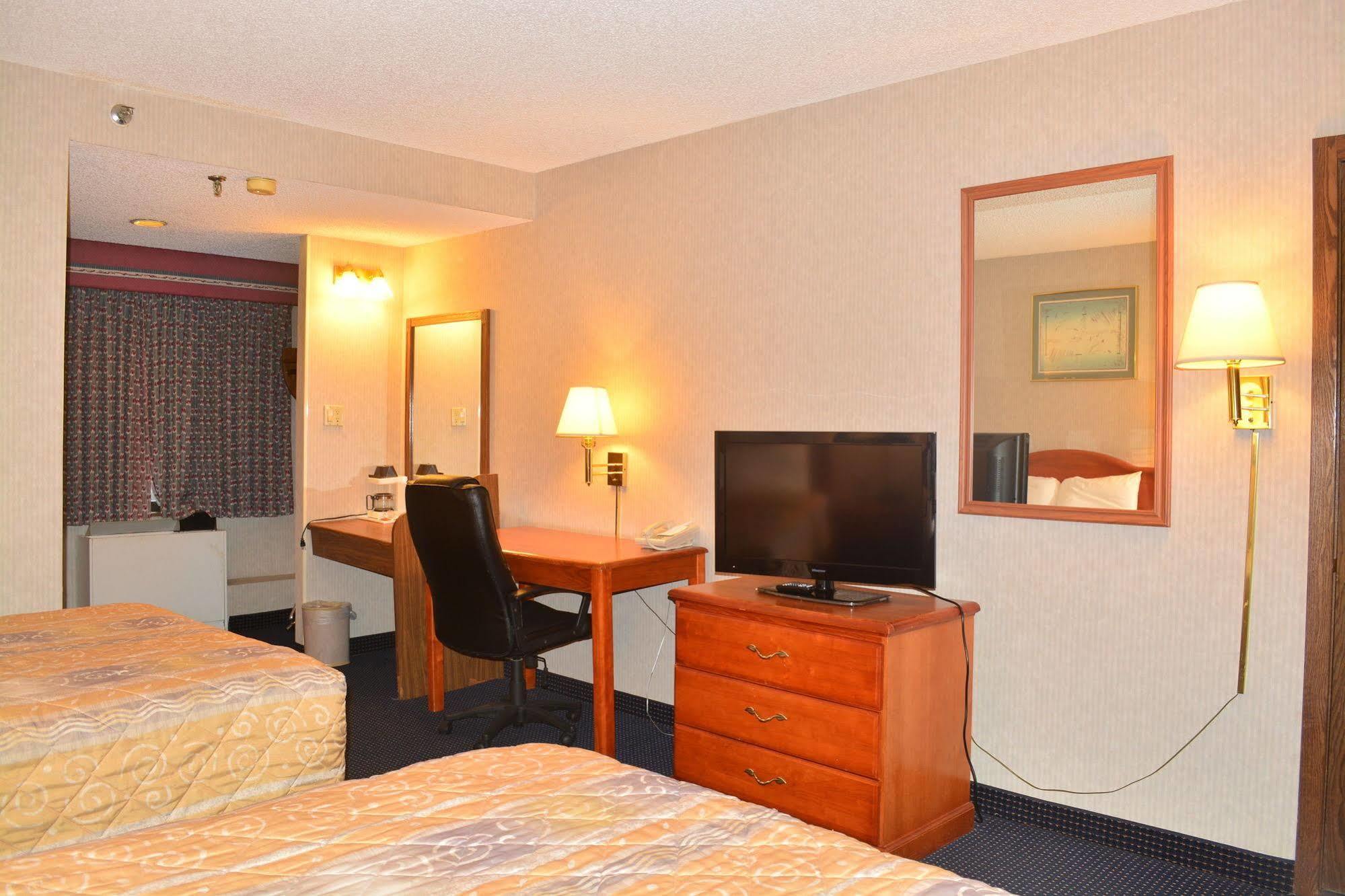 אלק גרוב וילאג' Elk Grove Hotel מראה חיצוני תמונה