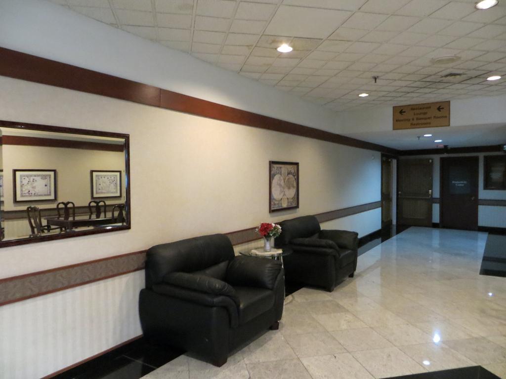 אלק גרוב וילאג' Elk Grove Hotel מראה חיצוני תמונה