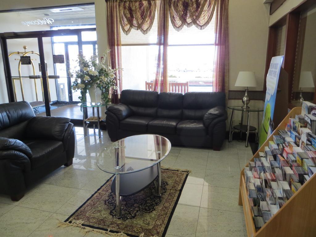 אלק גרוב וילאג' Elk Grove Hotel מראה חיצוני תמונה