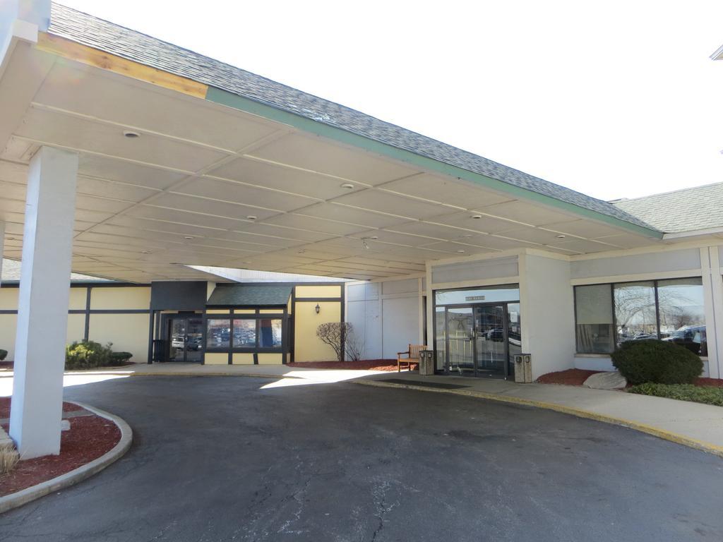 אלק גרוב וילאג' Elk Grove Hotel מראה חיצוני תמונה