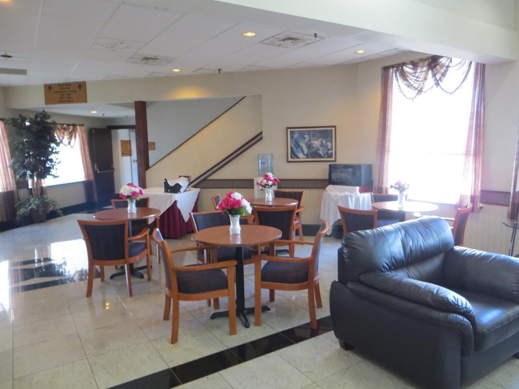 אלק גרוב וילאג' Elk Grove Hotel מראה חיצוני תמונה