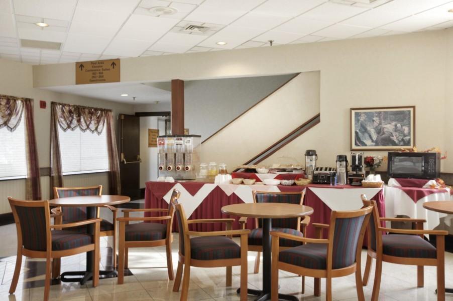 אלק גרוב וילאג' Elk Grove Hotel מראה חיצוני תמונה