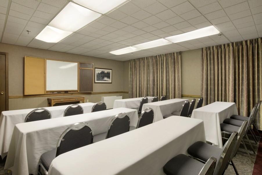 אלק גרוב וילאג' Elk Grove Hotel עסק תמונה